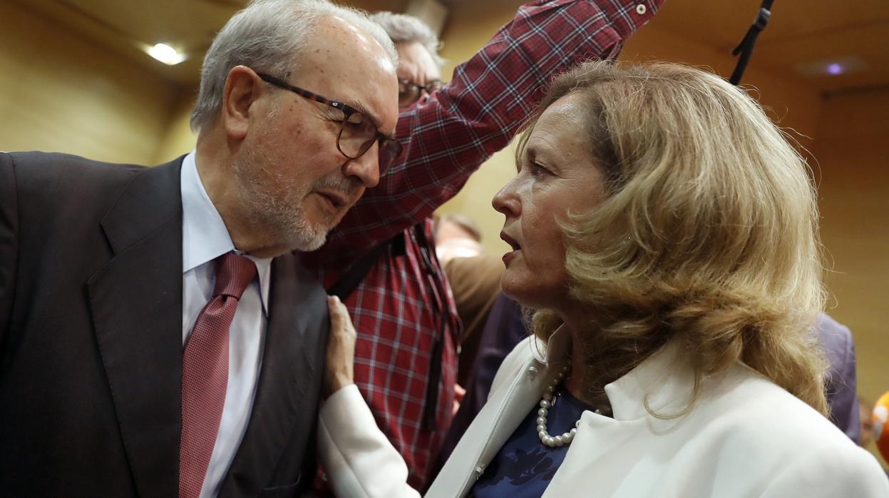 El exministro de Economía, Pedro Solbes, con su actual sucesora en la cartera, Nadia Calviño