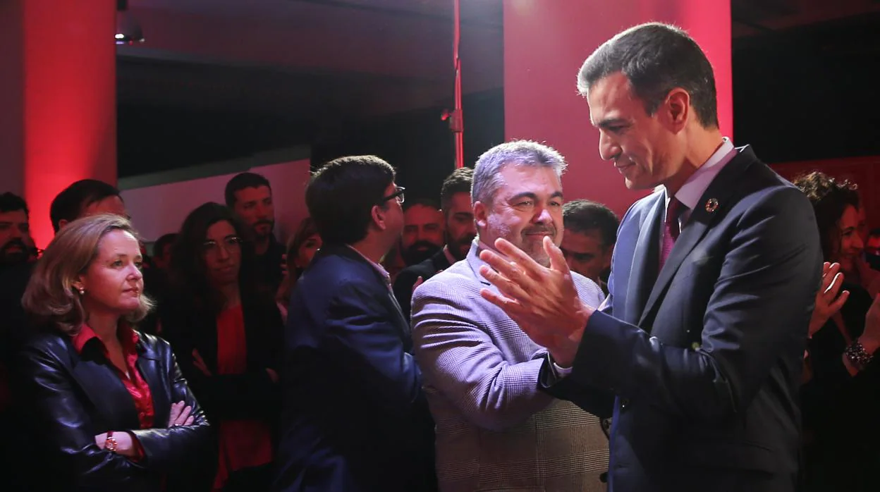 La ministra de Economía en funciones, Nadia Calviño, junto al presidente del Gobierno, Pedro Sánchez, en la presentación de la campaña del PSOE