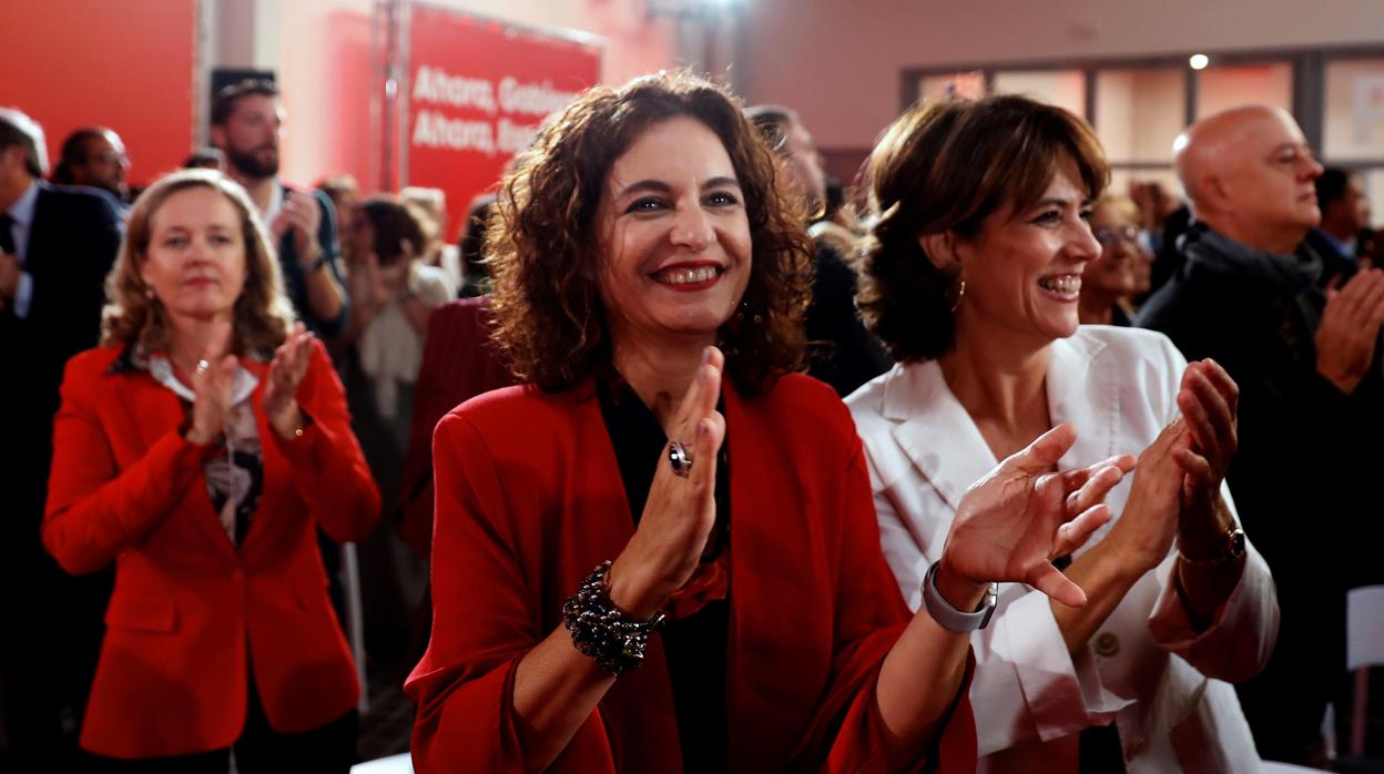 María Jesús Montero, ministra de Hacienda (centro) junto a la ministra de Justicia, Dolores Delgado (dcha)