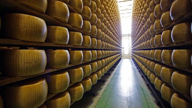 Los aranceles de Trump golpean al queso parmigiano, el rey de los quesos italianos