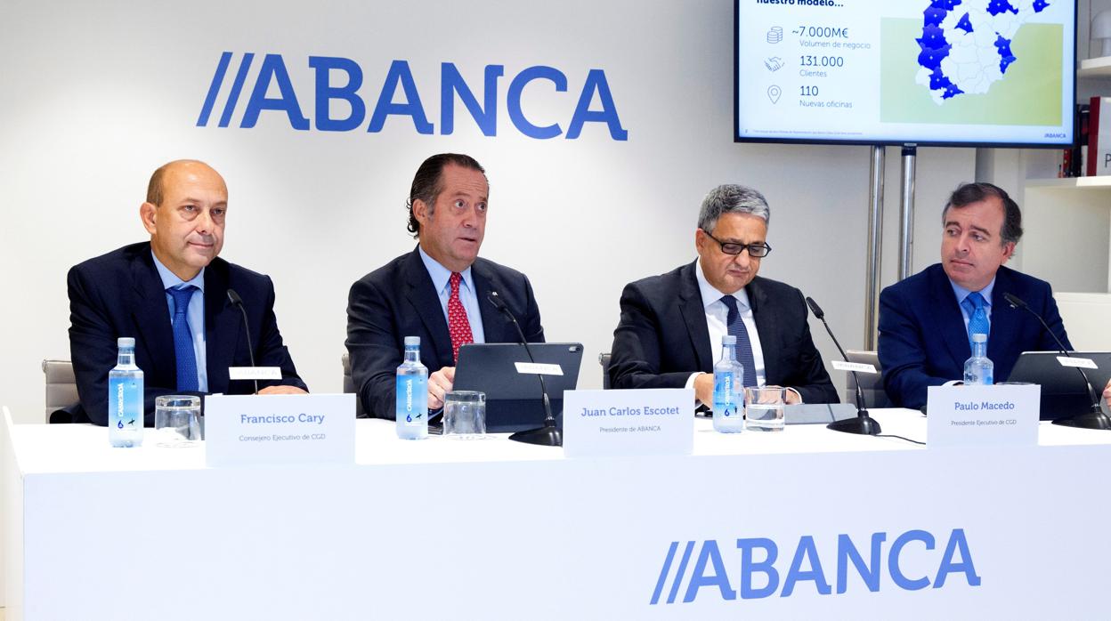 El consejero ejecutivo y el presidente ejecutivo de Caixa Geral de Depositos, Francisco Cary (i) y Paulo Macedo (2d) y el presidente y el consejero delegado de Abanca, Juan Carlos Escotet (2i) y Francisco Botas (d)