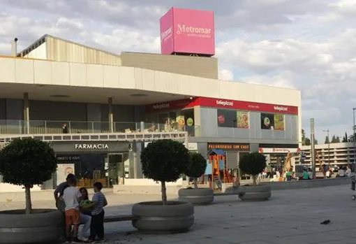 Zona comercial de Aljarafe Center, donde hay una farmacia, un Telepizza y otros establecimientos frente a una plaza pública de 16.000 metros cuadrados
