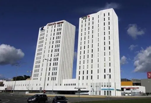A la derecha, torre donde ahora la cadena hotelera Git explota un establecimiento de cuatro estrellas junto a la parada de metro de Ciudad Expo; a la izquierda, torre de oficinas de Aljarafe Center
