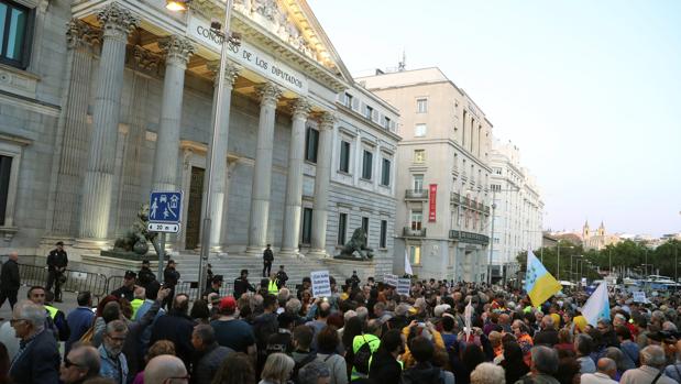 Miles de pensionistas marchan hasta el Congreso para pedirle a Sánchez que suba las pensiones según el IPC