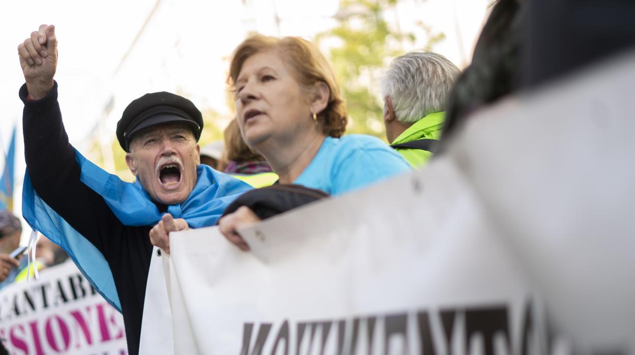 Pensionistas en la manifestación de ayer en Madrid