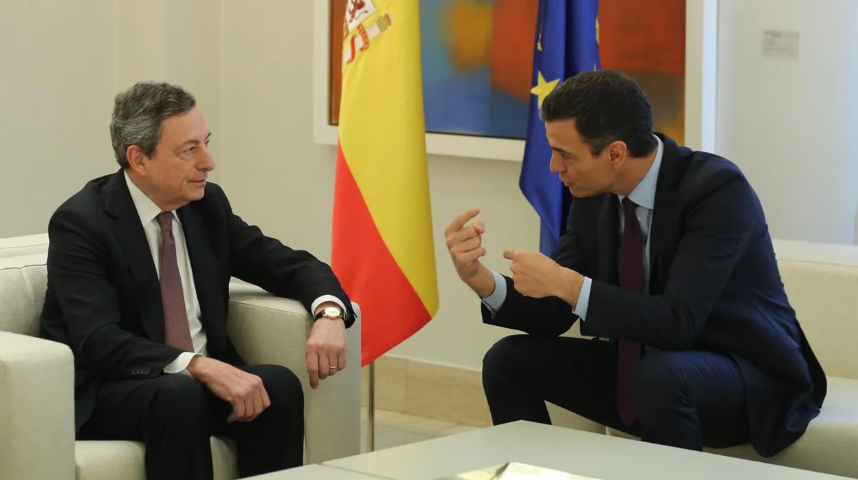 El presidente del BCE, Mario Draghi, y el presidente del Gobierno en funciones, Pedro Sánchez