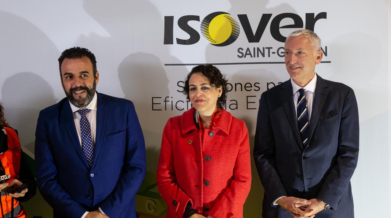 El alcalde de Azuqueca de Henares, José Luis Blanco junto a la ministra de Trabajo en funciones, Magdalena Valerio y el consejero delegado de Saint Gobain, Jean-Luc Gardaz