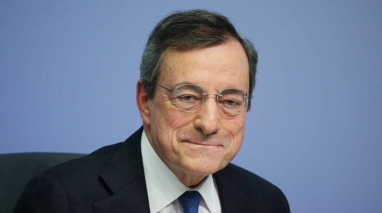 Una querella ante el Constitucional alemán intenta torpedear la compra de bonos de Draghi