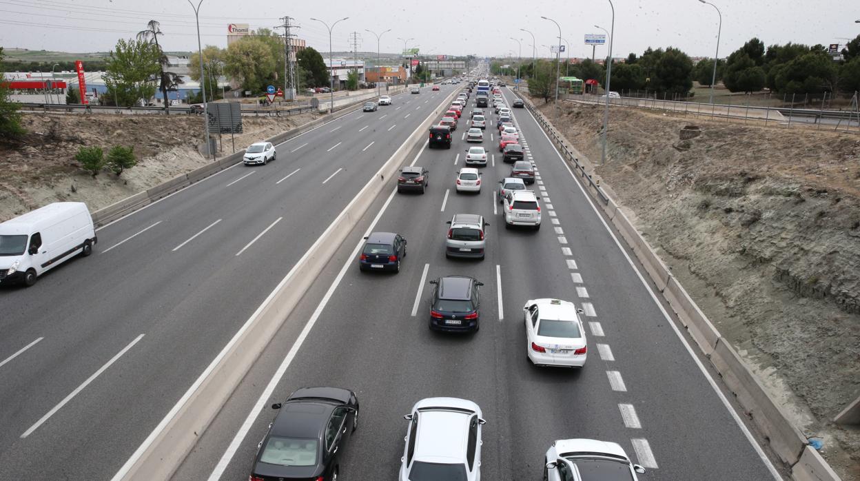 Salida de vehículos de Madrid por la carretera de Andalucía