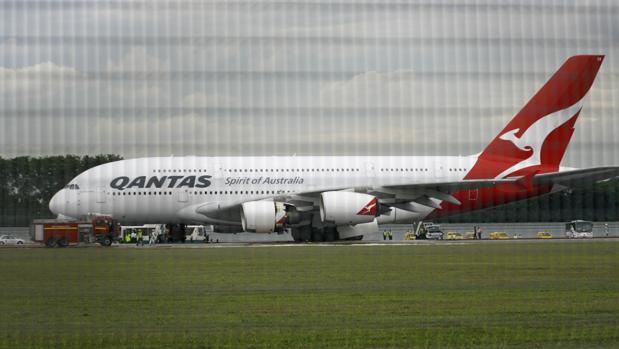 La aerolínea Qantas revisa 33 Boeing 737 tras descubrir grietas en un avión del mismo modelo