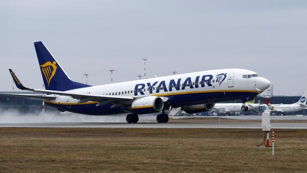 Ryanair deja en tierra, al menos, tres aviones por fisuras entre el ala y el fuselaje