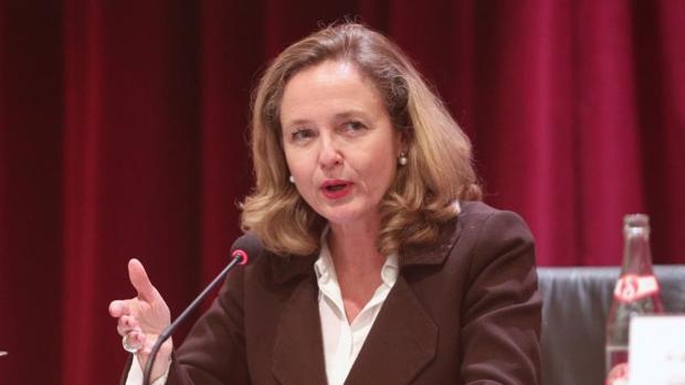 Una Calviño en campaña defiende las previsiones que Bruselas no se cree