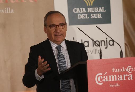 Antonio Hernández durante su conferencia, que se celebró en el hotel Alfonso XIII