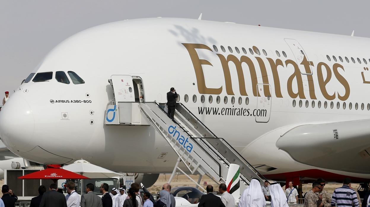 Un avión de Emirates en el aeropuerto de Dubái