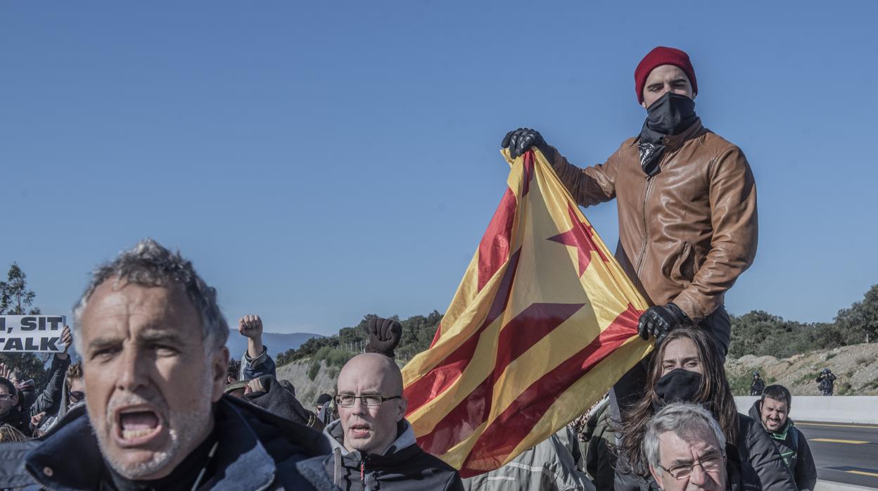 Secesionistas catalanes cortan la autopista y no dejan pasar vehículos