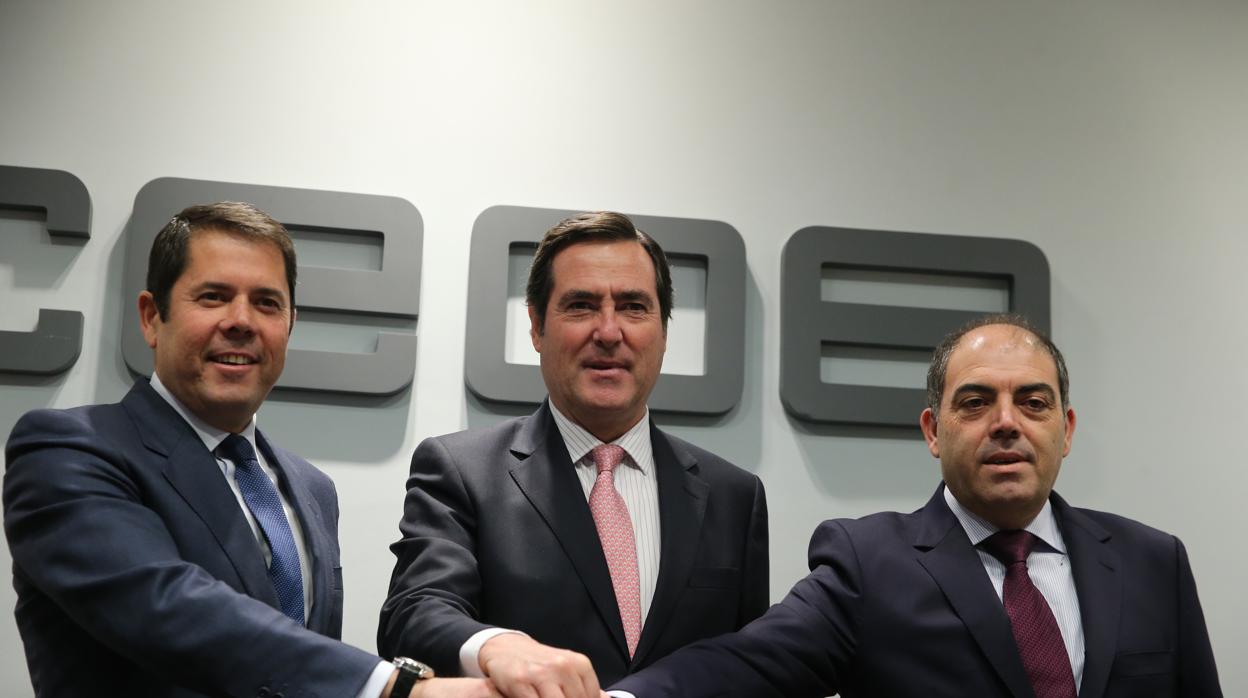 e(De izda a dcha: Los presidentes de Cepyme, Gerardo Cuerva, el de CEOE Antonio Garamendi y Lorenzo Amor, presidente de ATA