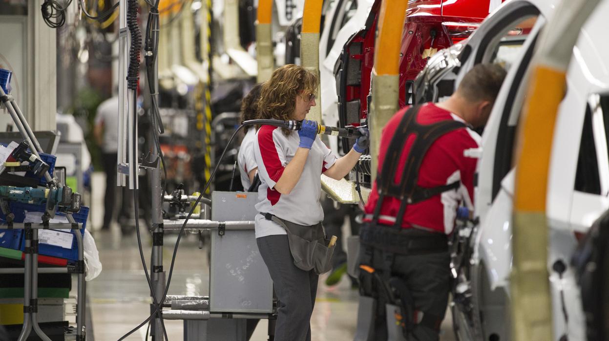 Una trabajadora en la fábrica de Seat en Martorell