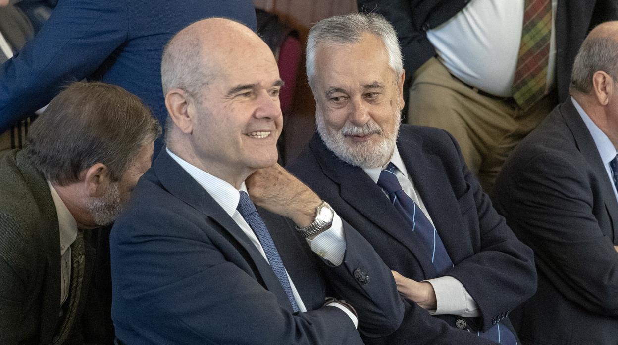 Los expresidentes Manuel Chaves y José Antonio Griñán charlan durante una de las sesiones del juicio en la Audiencia de Sevilla