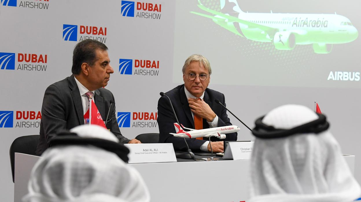 Adel Ali, CEO de Air Arabia, y Christian Scherer, director comercial de Airbus, en la rueda de prensa tras la firma del acuerdo