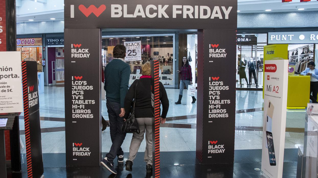 Anuncio del «Black Friday» 2018 en un centro comercial de Sevilla