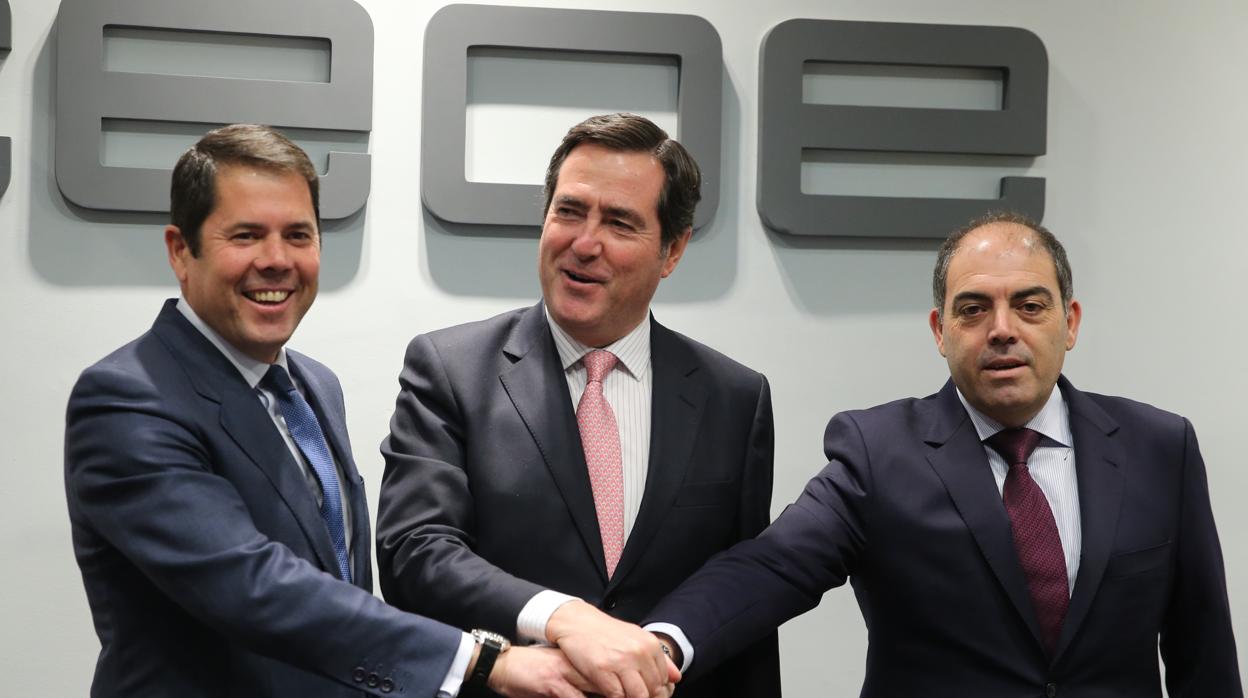 De izda a dcha: el presidente de Cepyme Gerardo Cuerva, el de CEOE Antonio Garamendi y el de ATA, Lorenzo Amor