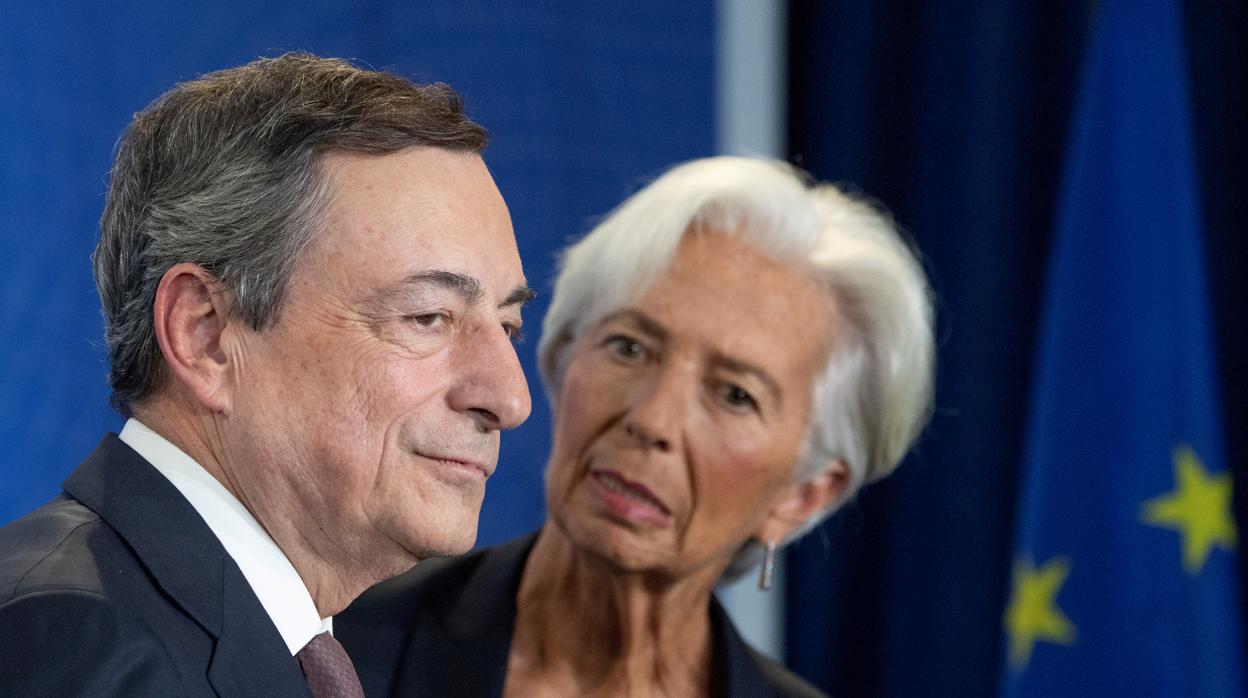 La presidenta del BCE, Christine Lagarde, junto a Mario Draghi