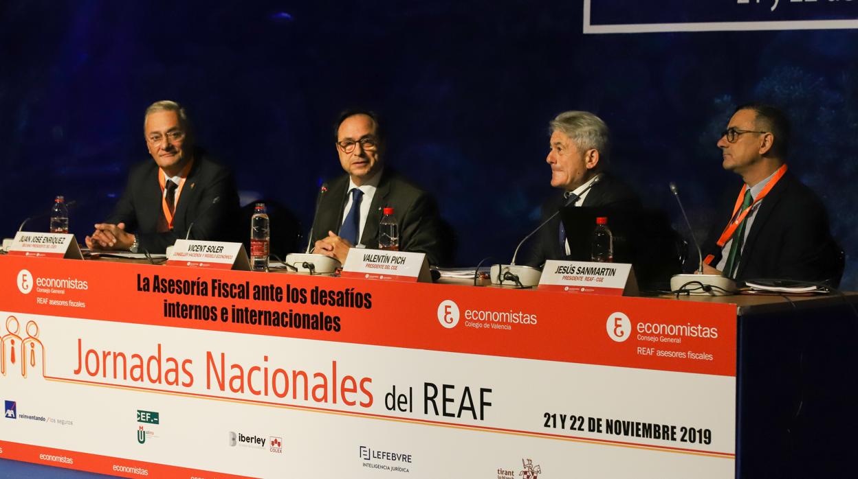 Juan José Enríquez, decano del Colegio de Economistas de Valencia; Vicent Soler i Marco, conseller de Hacienda y Modelo Económico de la Generalitat Valenciana; Valentín Pich, presidente del Consejo General de Economistas de España, y Jesús Sanmartín, presidente del REAF.