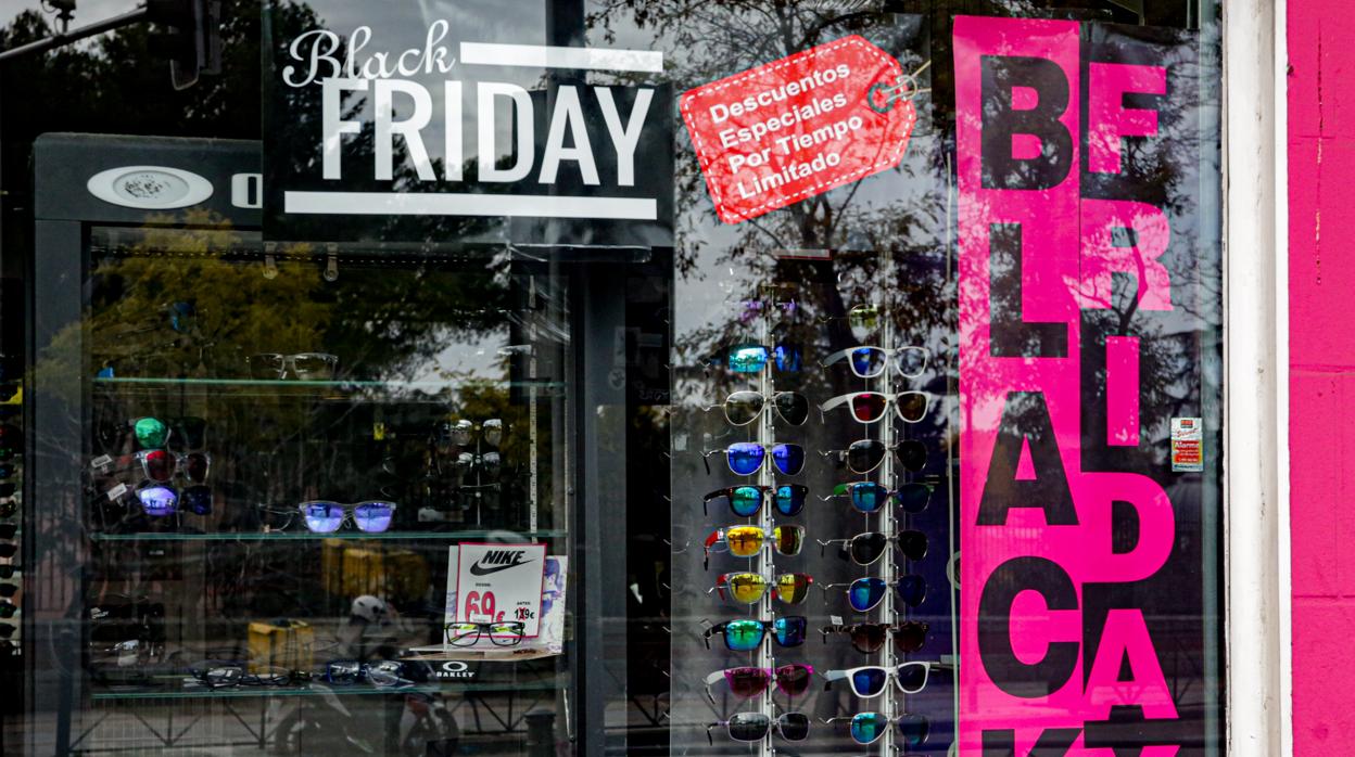 Cartel publicitario del Black Friday en una óptica en Madrid