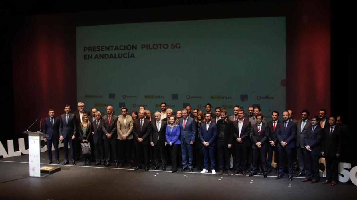 La ministra Nadia Calviño y el alcalde Juan Espadas, junto a otros representantes y responsables de Vodafone, en la presentación den Sevilla del proyecto piloto 5G