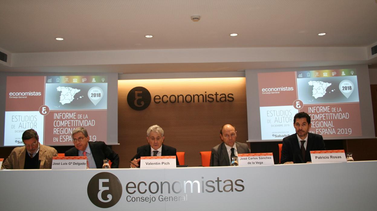 Antonio Bonet, vocal del Consejo Consultivo del índice de competitividad; José Luis García Delgado, vicepresidente del Consejo Consultivo; Valentín Pich, presidente del Consejo General de Economistas y del Consejo Consultivo del Índice de Competitividad; José Carlos Sánchez de la Vega, director técnico del informe, y Patricio Rosas, coordinador del informe.