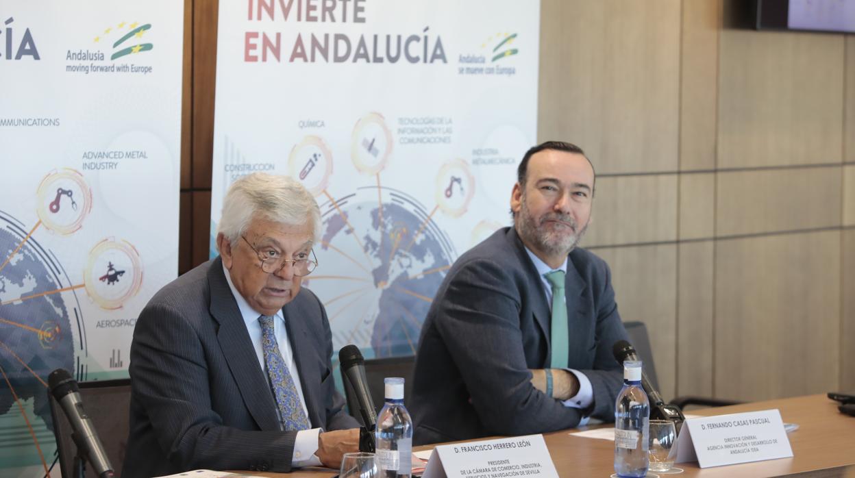 Francisco Herrero, presidente de la Cámara de Comercio de Sevilla y Fernando Casas, director de la Agencia IDEA, durante la presentación