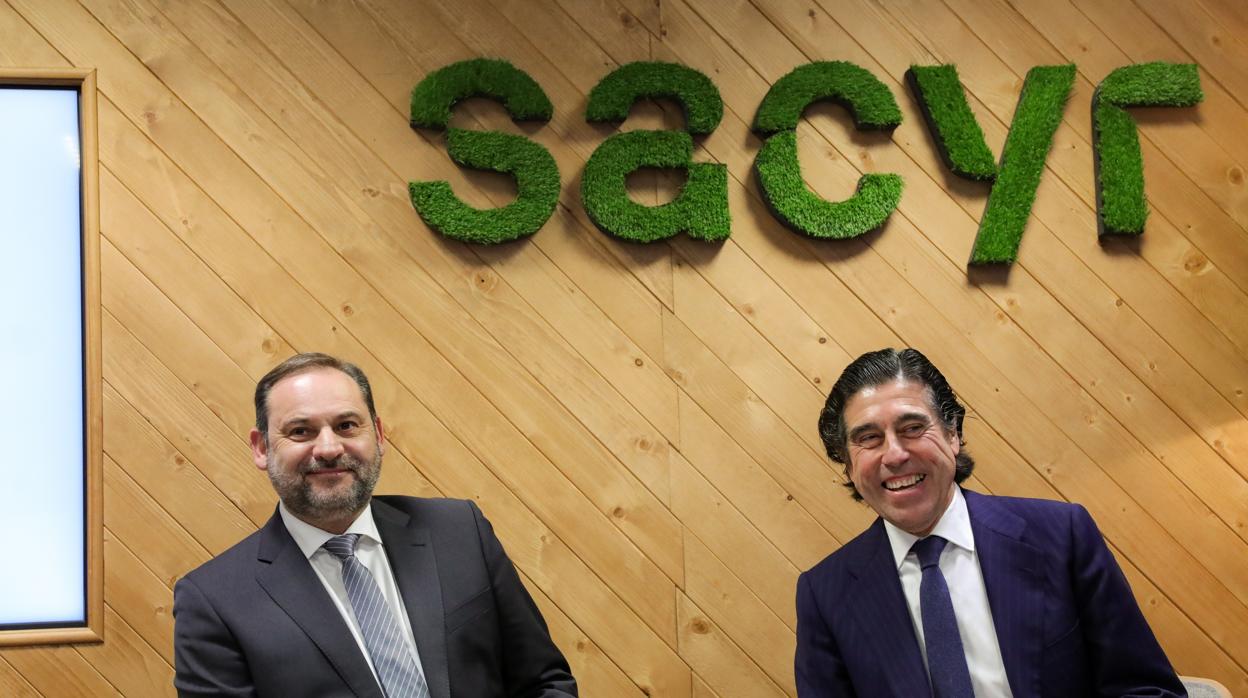 El ministro de Fomento en funciones, José Luis Ábalos (izda) junto al presidente de Sacyr, Manuel Manrique