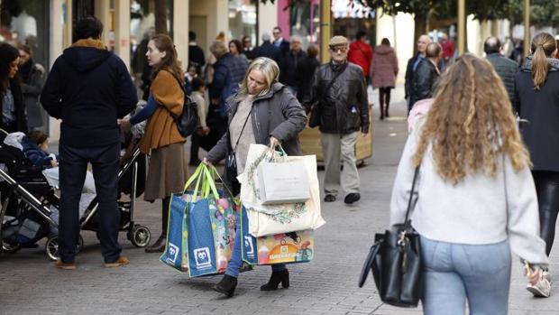 Ocho consejos de ahorro para evitar tirar la casa por la ventana en Navidad