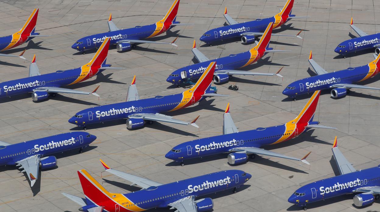 Aviones de Boeing estacionados en un aeropuerto de California