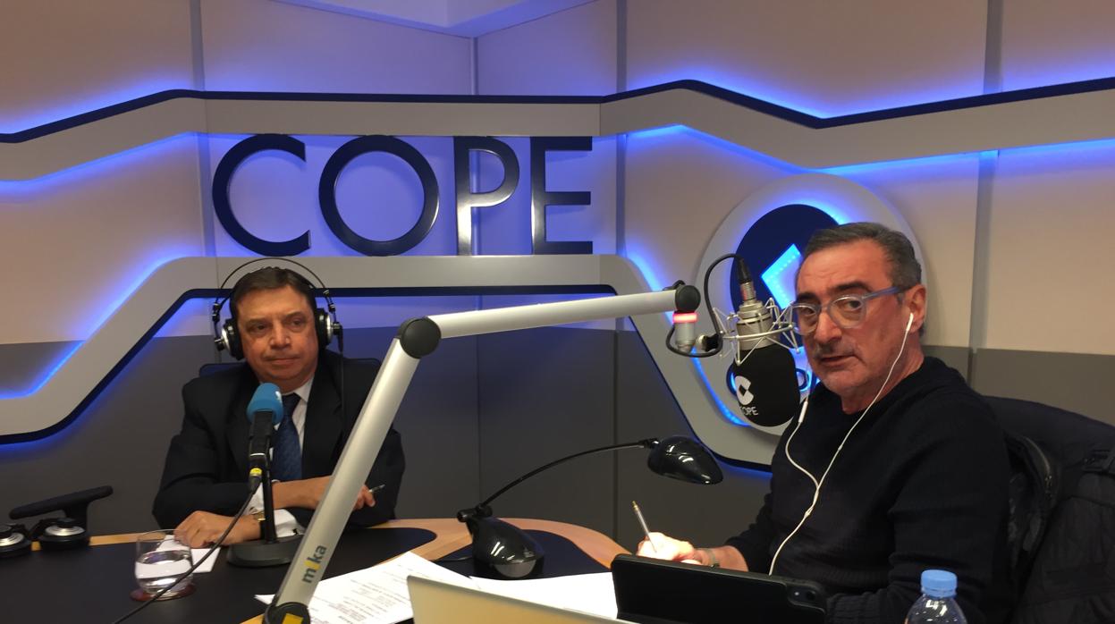 Luis Planas, ministro de Agricultura (izda) junto Carlos Herrear, presentador de «Herrera en Cope»