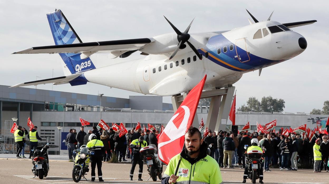 Huelga en la aeronáutica sevillana: los sindicatos aseguran un seguimiento del 80% del sector