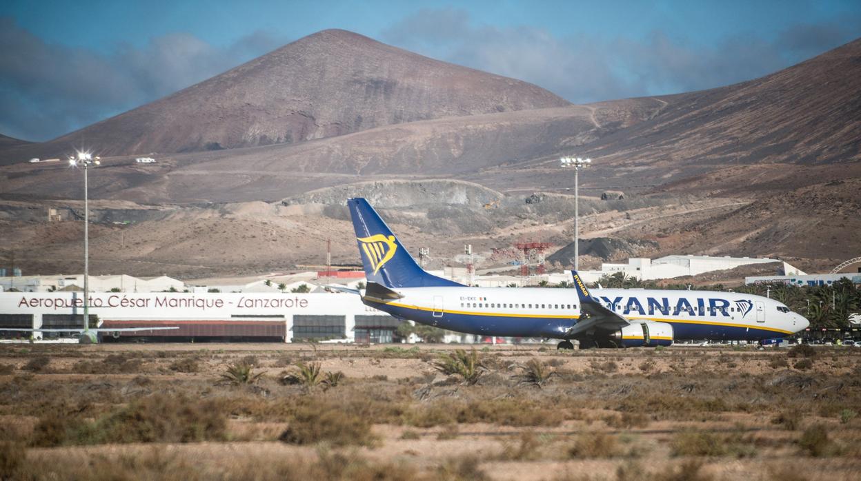 Los sindicatos de tripulantes de cabina y pilotos de Ryanair denuncian ante la Justicia el ERE en Canarias