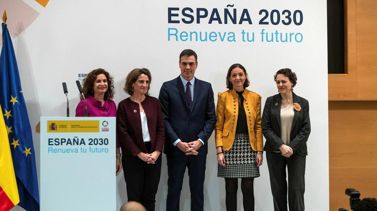 Las ministras María Jesús Montero, Teresa Ribera, Reyes Maroto y Magdalena Valerio, junto a Pedro Sánchez