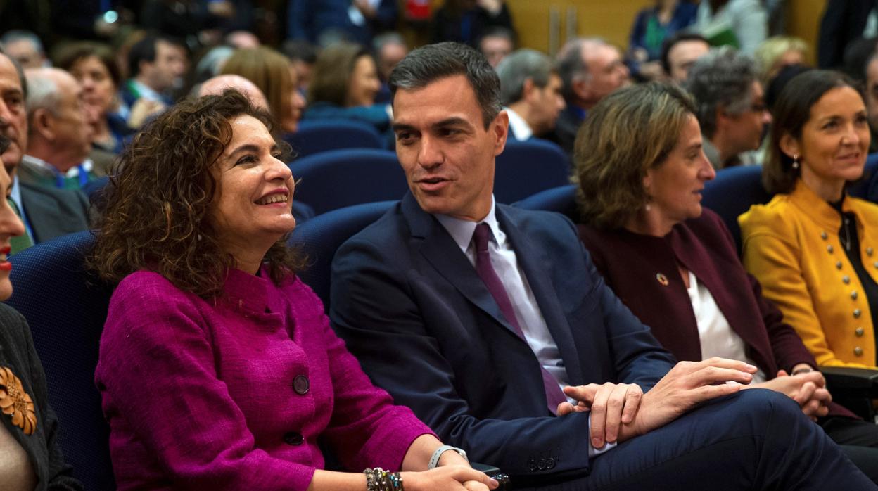 El presidente del Gobierno, Pedro Sánchez, junto a la ministra para la Transición Ecológica, Teresa Ribera (2d), la ministra de Hacienda, María Jesús Montero