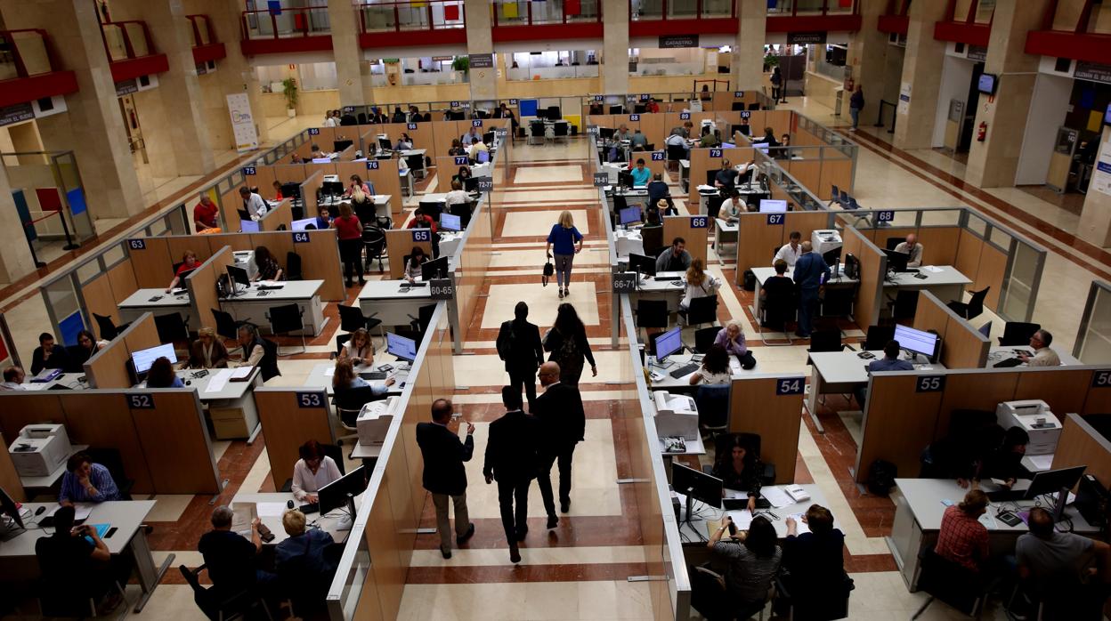 Vista de una oficina de la Agencia Tributaria durante una campaña de la Renta