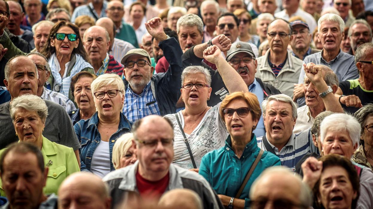Pensionistas vizcaínos realizan su concentración semanal en Bilbao