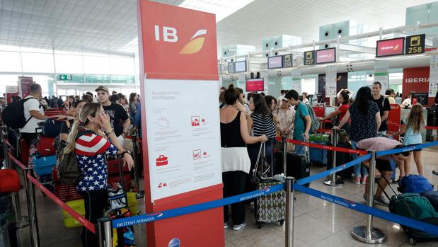 Un juez condena a Iberia a pagar casi 5.000 euros a una familia por denegarle el embarque