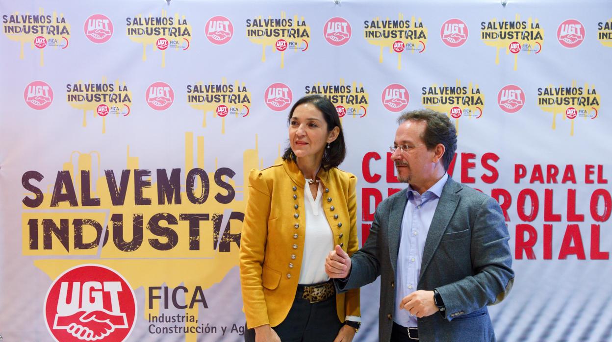 Reyes Maroto, junto al secretario general de FICA-UGT,Pedro Hojas