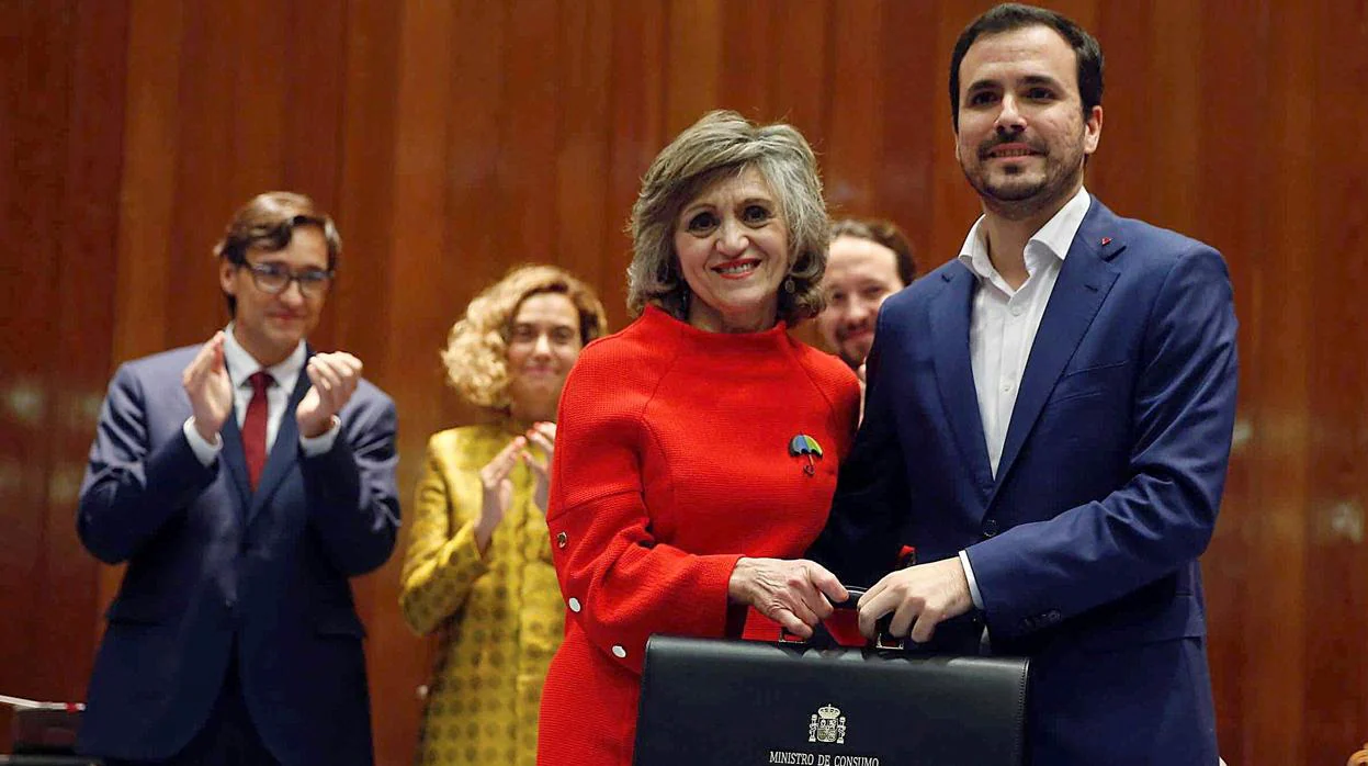 La ministra saliente de Sanidad, María Luisa Carcedo, le entrega la cartera del Ministerio de Consumo a Alberto Garzón