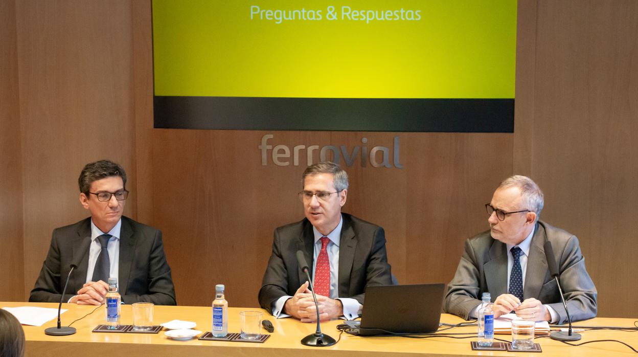 Ernesto López Mozo, director general Económico de Ferrovial, el consejero delegado del grupo, Ignacio Madridejos, y Paco Polo, director de comunicación del grupo