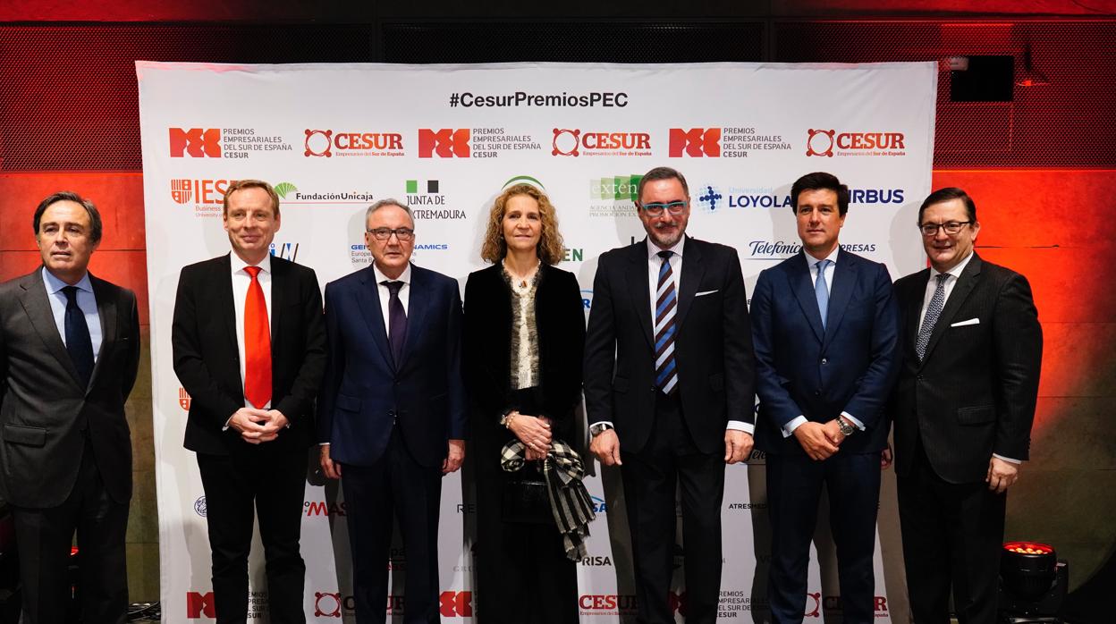 De izquierda a derecha, Ricardo Pumar (Cesur); Guillaume Duverdier (Heineken); Francisco Cosentino; doña Elena de Borbón, Infanta de España; Carlos Herrera; Ismael Clemente (Merlin Properties) y Fernando Seco (Cesur)