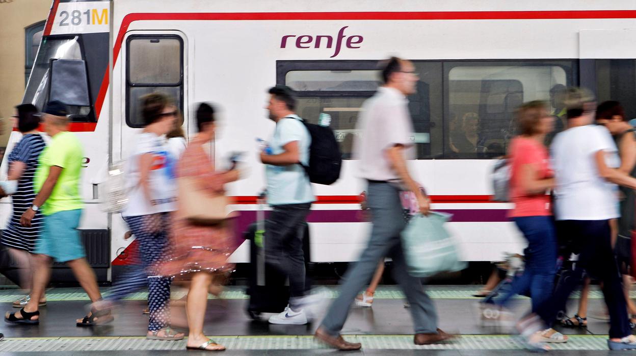 La CNMC ha blindado los servicios considerados de servicio públicode Renfe: las Cercanías y la media distancia.