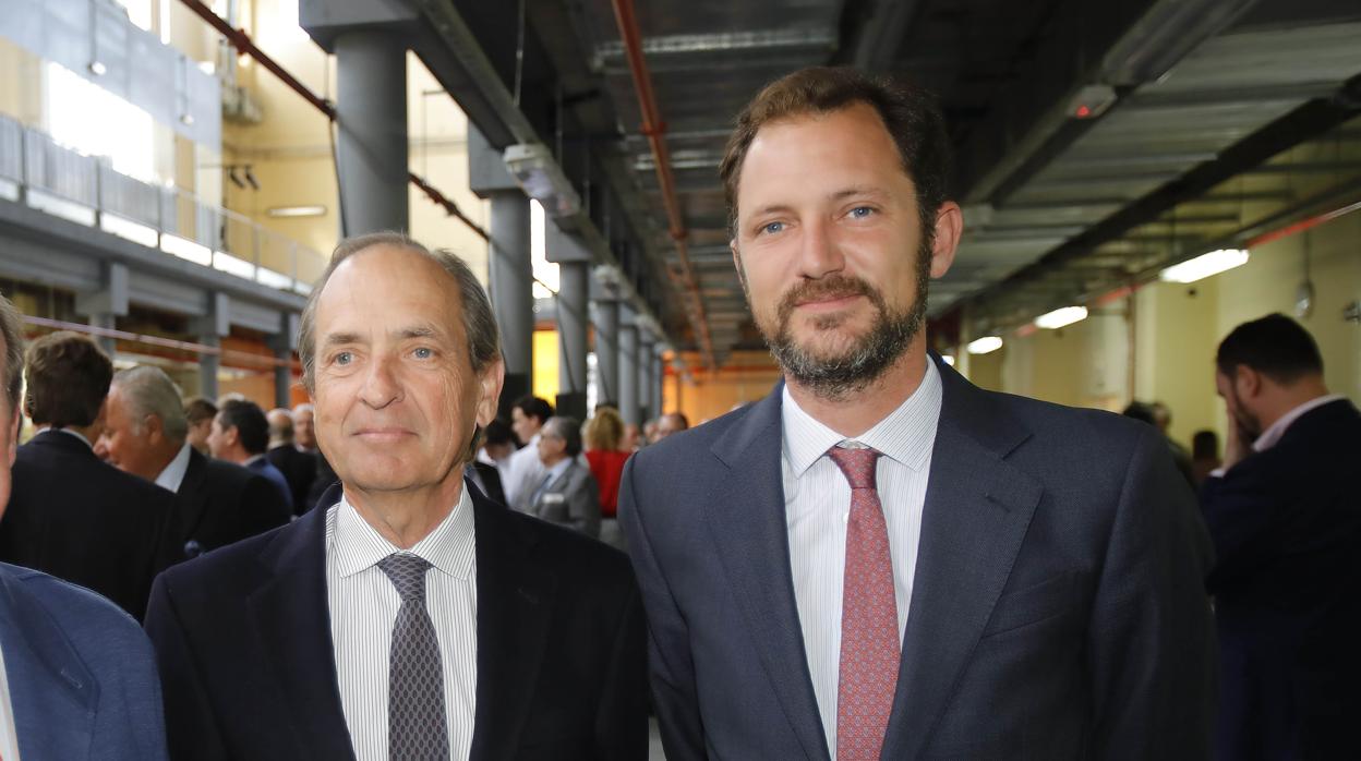 José Luis de Pablo-Romero Gil-Delgado, junto a su hijo José Luis, en un acto celebrado en la Casa de ABC