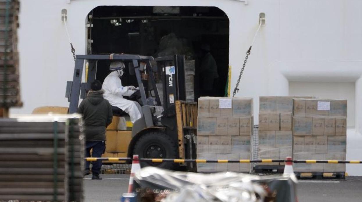 Un trabajador en el puerto de Yokohama