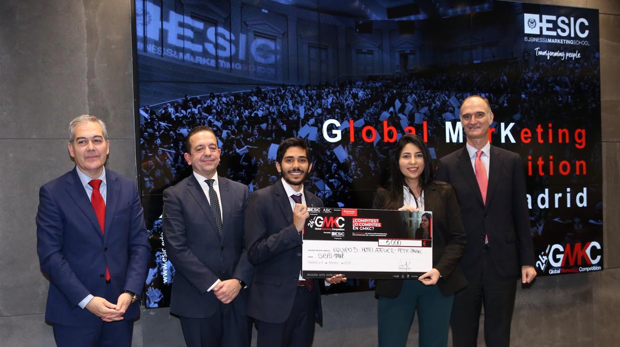 Amador Fraile, director de convenios Santander Universidades; Felipe Llano, director de Desarrollo Corporativo y de Negocio de ESIC; Rikzon Rodríguez Zambrano y Areanny Velasco Martínez, ganadores de la última edición del GMKC y Javier Caballero, director gerente de ABC